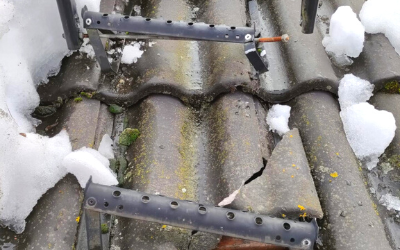 Lumimassan aiheuttamaa tuhoa tiilikatteelle